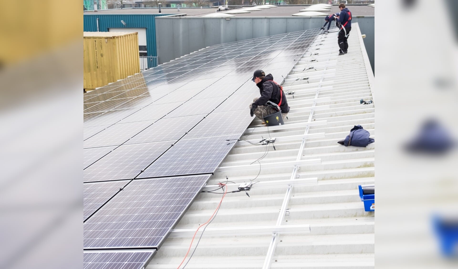 Energiecorporatie Cohesie installeert zonnepanelen op een gemeentelijk dak op de gemeentewerf, 