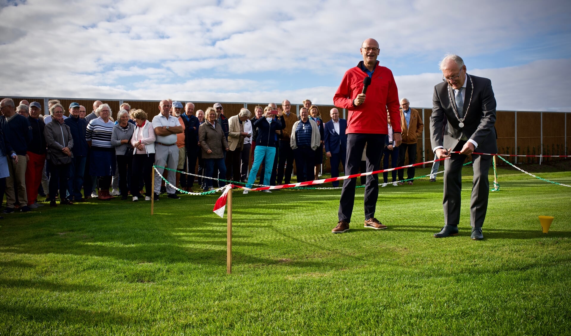 Voorzitter Weren de Vries en burgemeester Hans Romeyn bij de officiële opening van de vernieuwde hole 1.