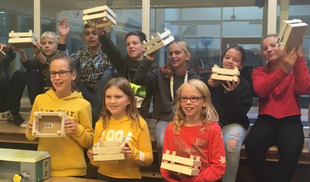 De leerlingen staken de handen uit de mouwen en tonen trots het resultaat!
