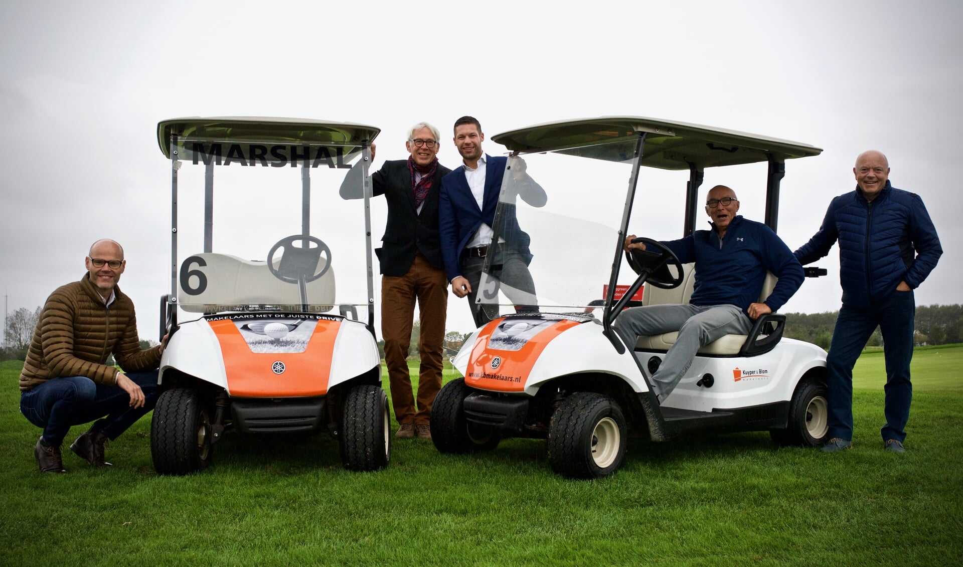 Twee nieuwe golfbuggy's gesponsord door Kuypers en Blom Makelaars.
Vlnr. Ronald Blom, Hidde Hoekstra, Bas Kuyper, Gerard van Velzen, Roger Nutt.