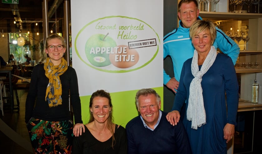 De prijswinnaars van het tweede Appeltje Eitje-Café Heiloo.
Vlnr. Lotte en Leonie (Health Fest), Dick en Karin (PCC) en Marcel (Dorssports)