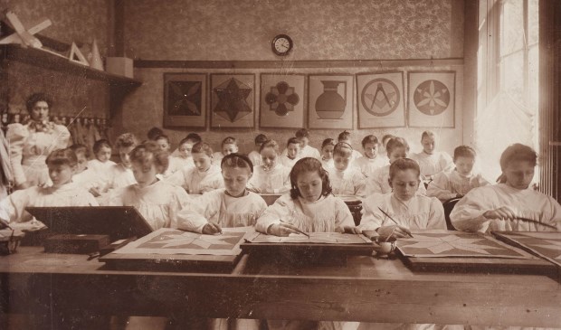 Studeren is van alle tijden. Een afbeelding uit de beeldbank van het Regionaal Archief. Te zien zijn de leerlingen van de Huishoud- en Industrieschool, 1896.  