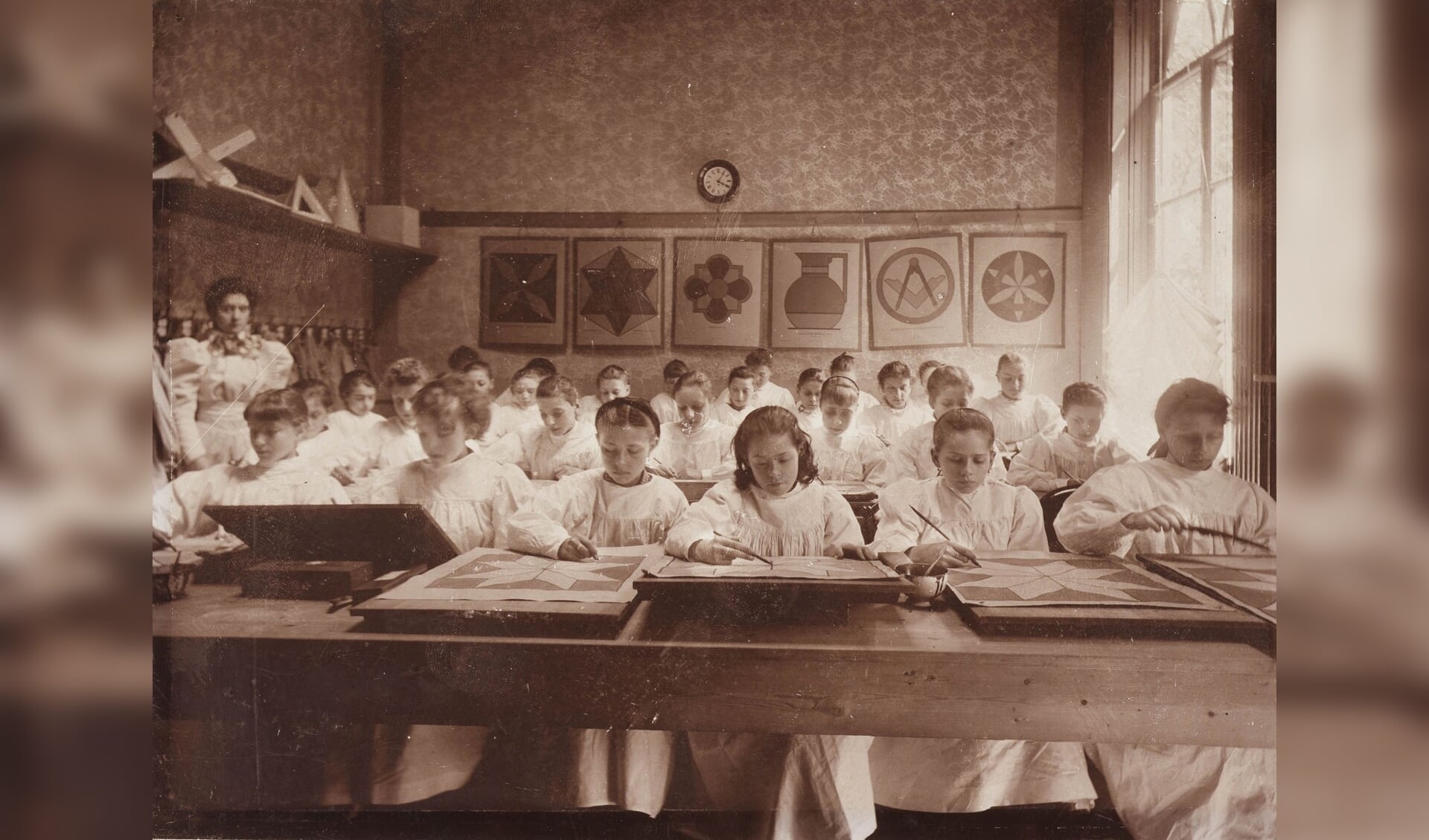Studeren is van alle tijden. Een afbeelding uit de beeldbank van het Regionaal Archief. Te zien zijn de leerlingen van de Huishoud- en Industrieschool, 1896. 