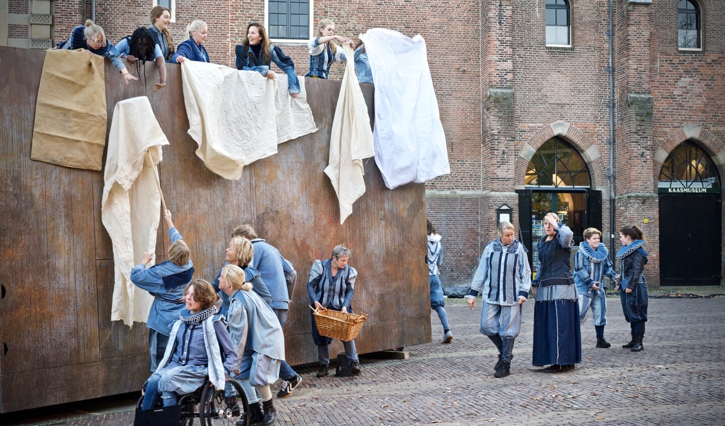 Theaterspektakel 'Victorie' op het eeuwenoude Alkmaarse Waagplein