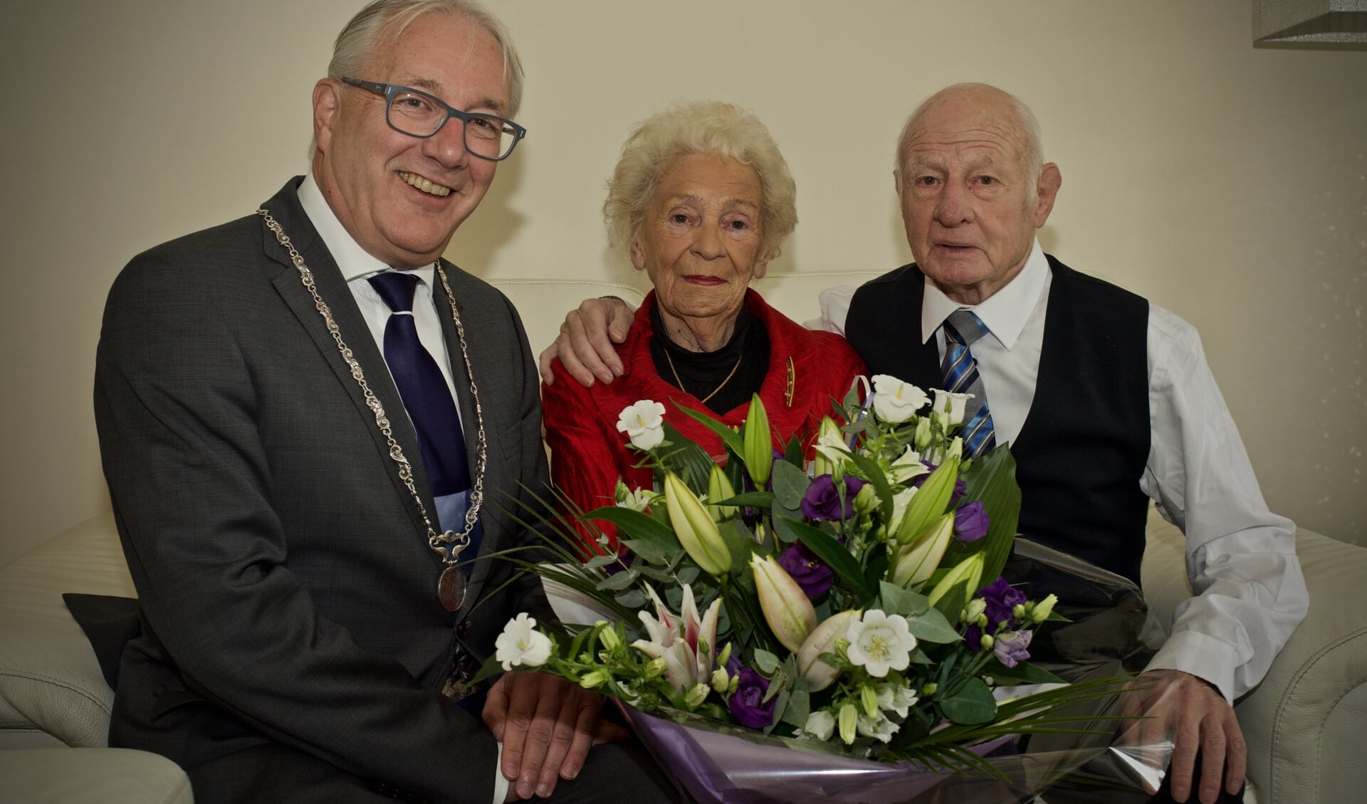 Burgemeester Hans Romeyn kwam het echtpaar Geelhuijzen feliciteren met hun 60-jarig huwelijk