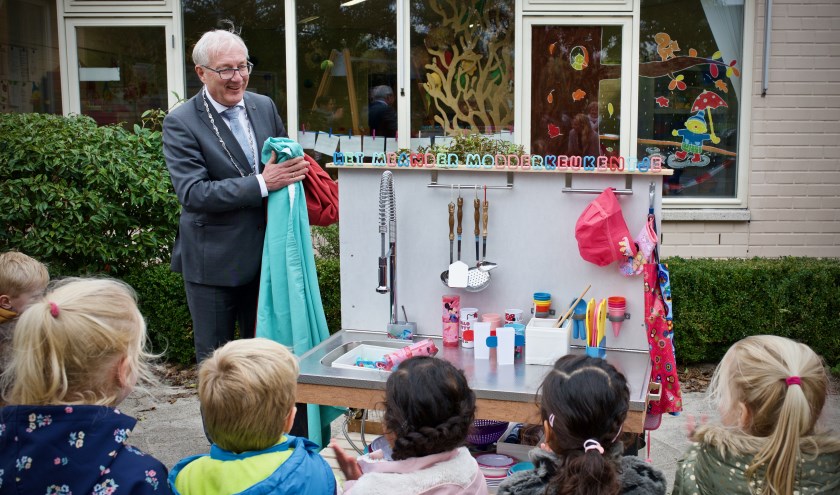 Burgemeester Hans Romeyn opent het 'modderkeukentje' bij de Meander.