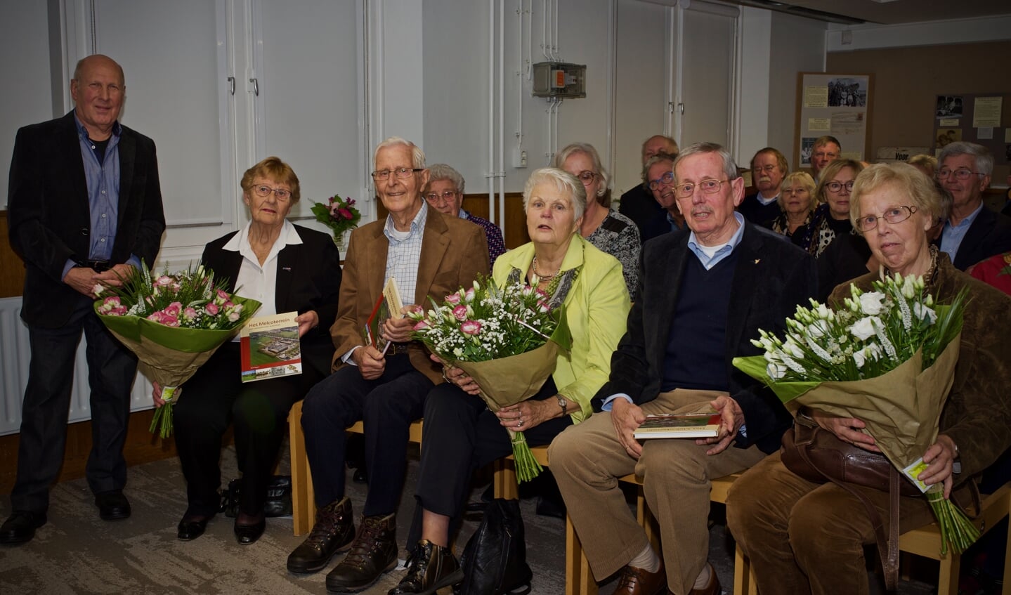 Dick Slager met mevrouw Klazien Beets-Boot en de heren Barend Harreveld en Rein Koelemij met beide echtgenotes van de heren.