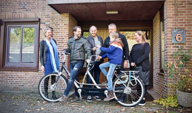 Uit handen van Stefan Beers ontvangt Kees Kops de sleutels van de tandem.
VLNR. Lenny Kroone, Bart van Schagen, Stefan Beers, Jaap van den Kommer, Monique Tesselaar en achterop de tandem Kees Kops.