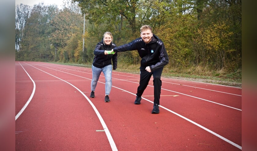 Pascale de Hoogh geeft het stokje van buurtsportcoach door aan Bart Ploeger.