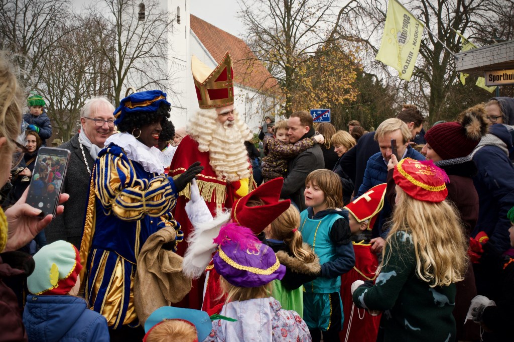 Sinterklaas en de Pieten genoten zichtbaar van alle aanwezige kinderen en ouders.