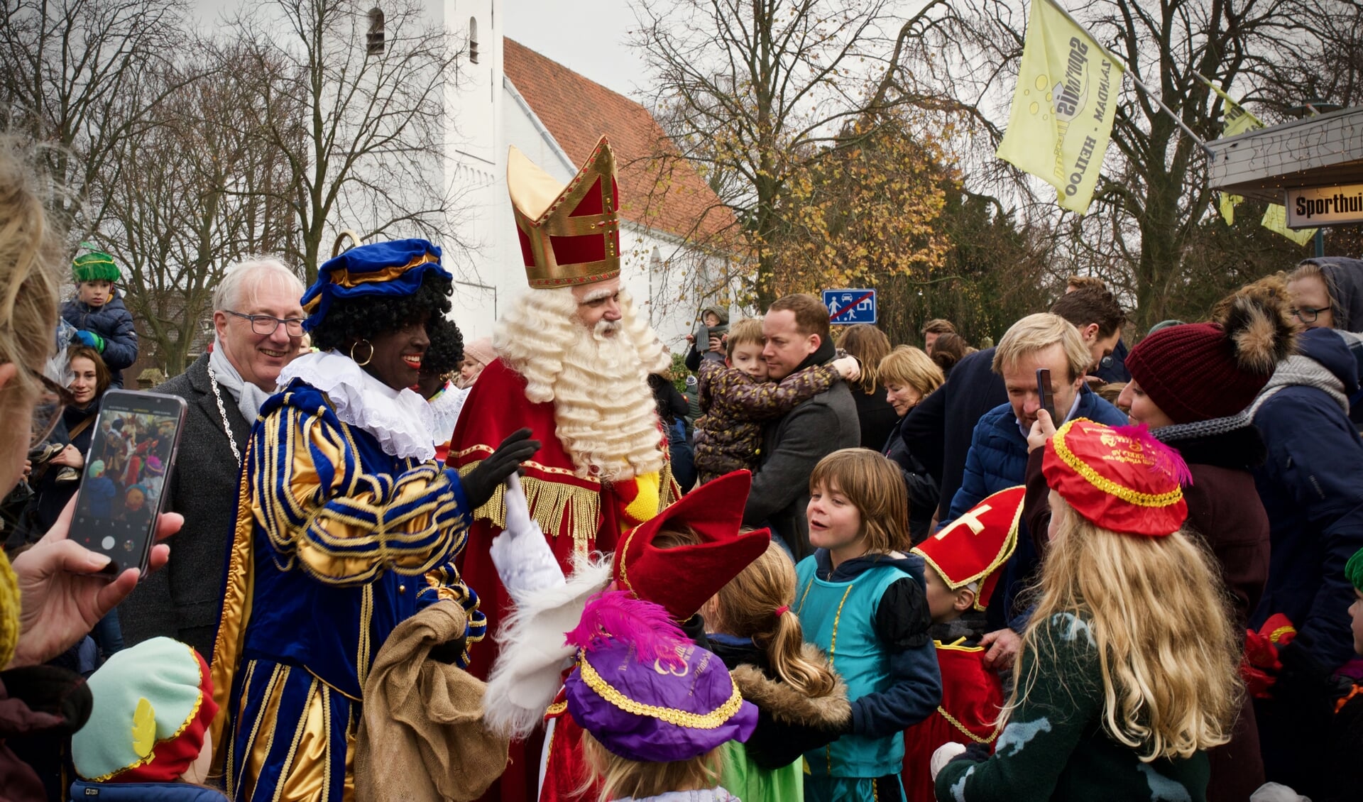 Sinterklaas en de Pieten genoten zichtbaar van alle aanwezige kinderen en ouders. 