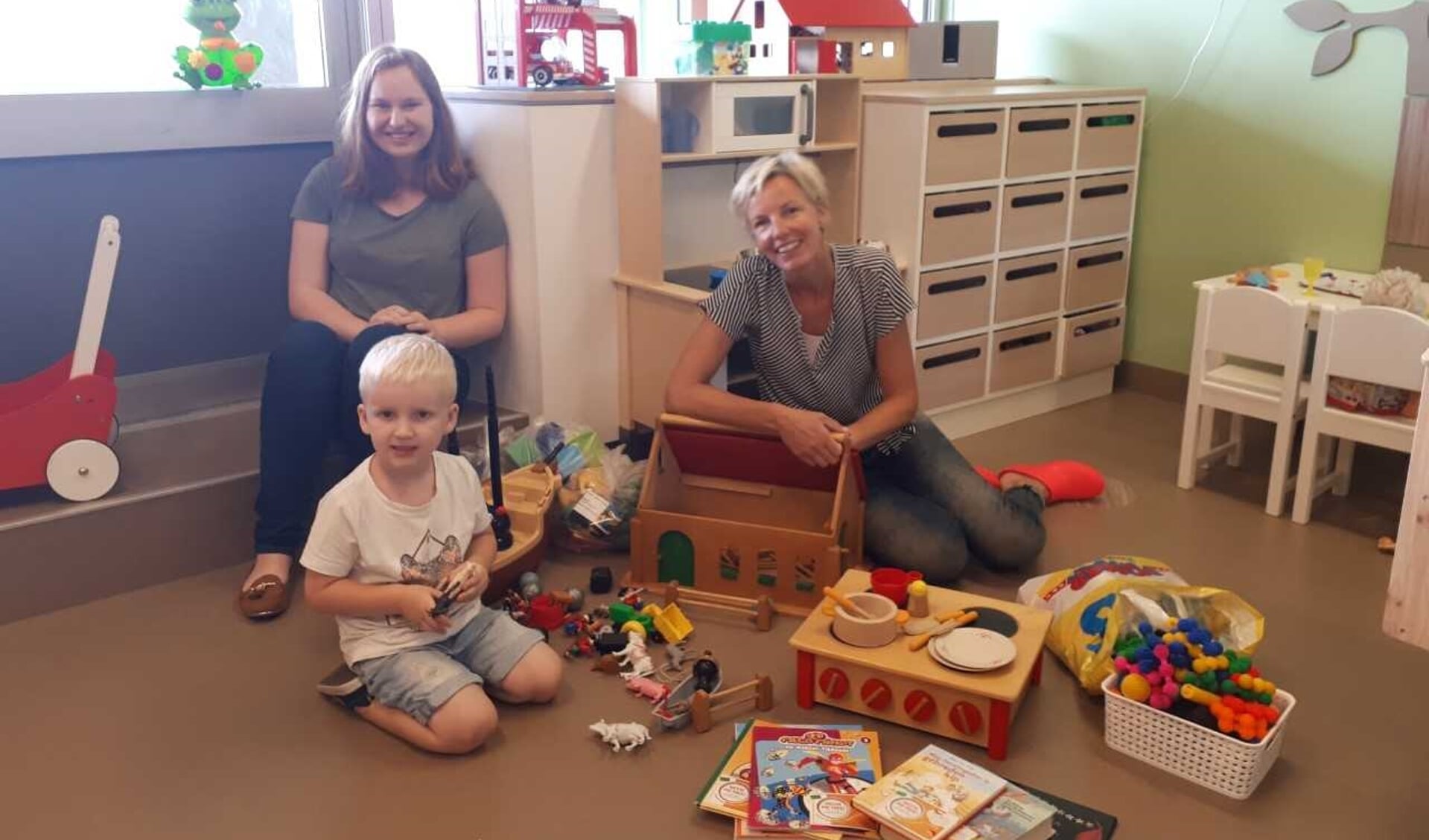 spelende Noä, Fieke (Speel-o-theek Castricum) en Anneke (Rode Kruis Ziekenhuis)