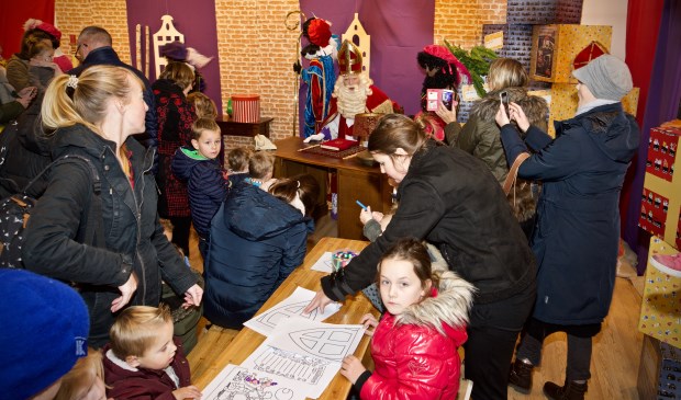 Sinterklaas heeft het Sinterklaashuis geopend en niet alleen kinderen kwamen een kijkje nemen.