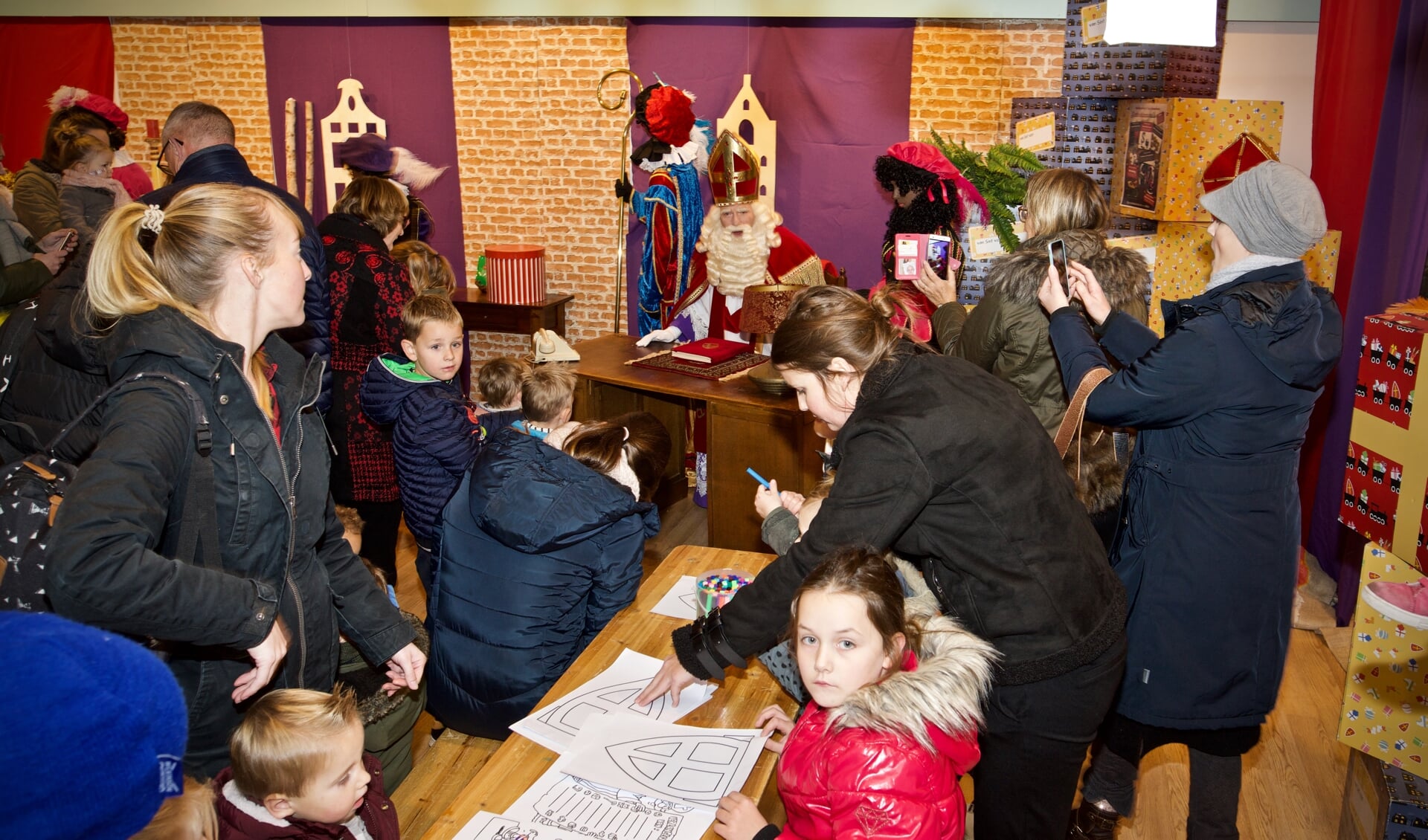 Sinterklaas heeft het Sinterklaashuis geopend en niet alleen kinderen kwamen een kijkje nemen.