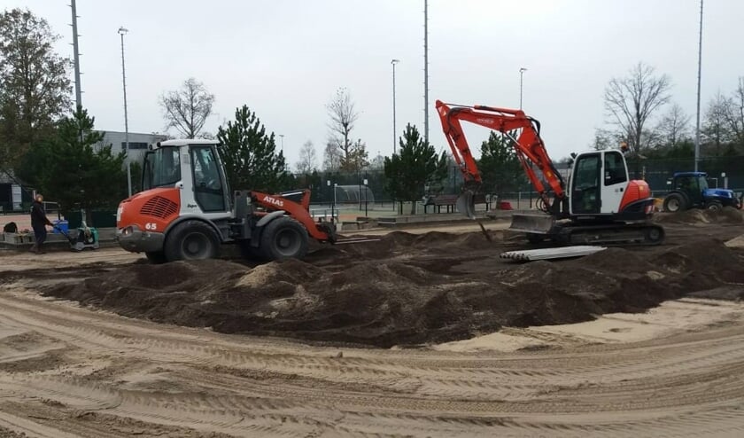 De aanleg van de padelbanen verloopt voorspoedig.