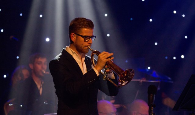 Okke Wittebrood op de bugel soleert tijdens het Gala het nummer 'Sorry' van Kyteman.