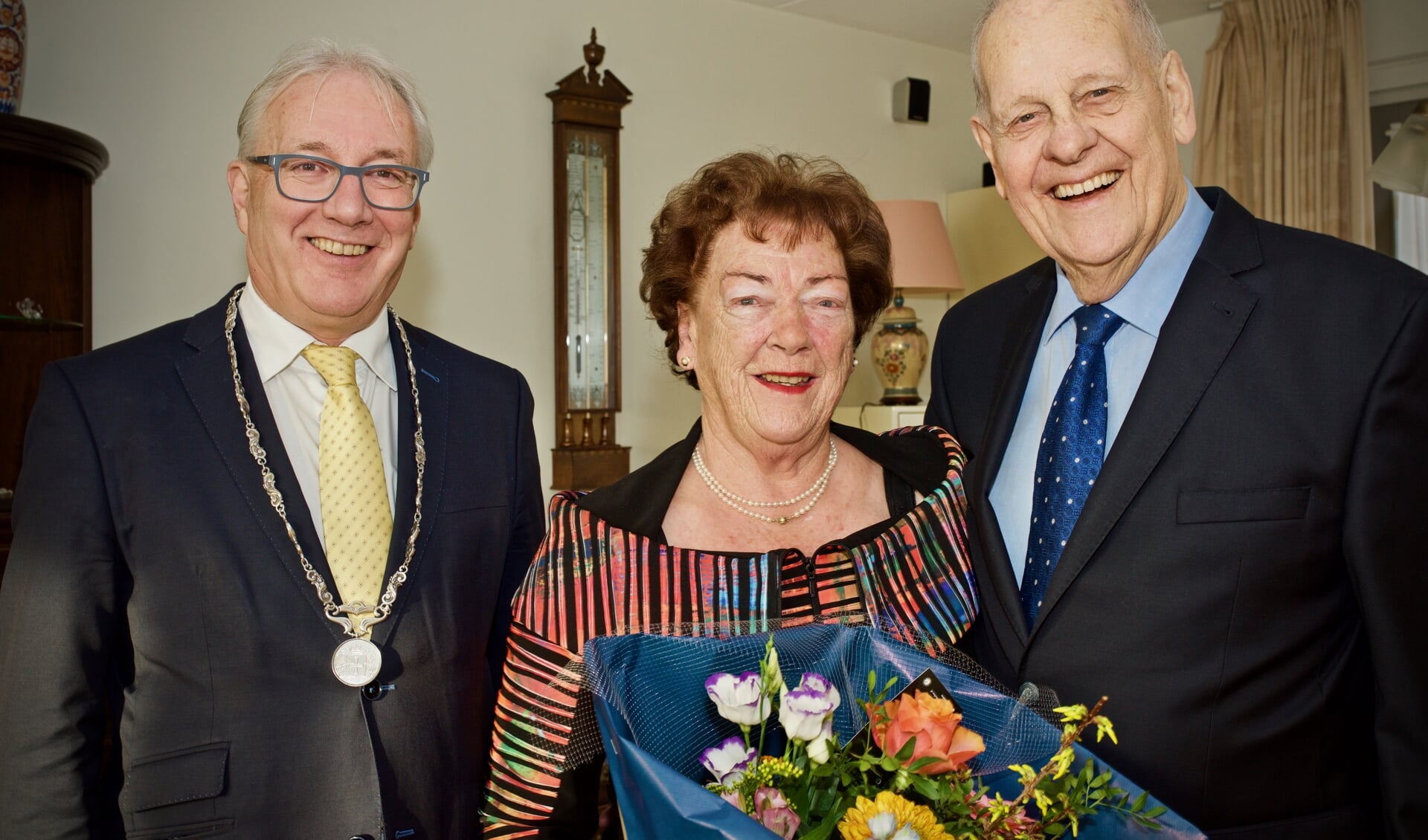 Burgemeester Hans Romeyn met het echtpaar De Nijs.