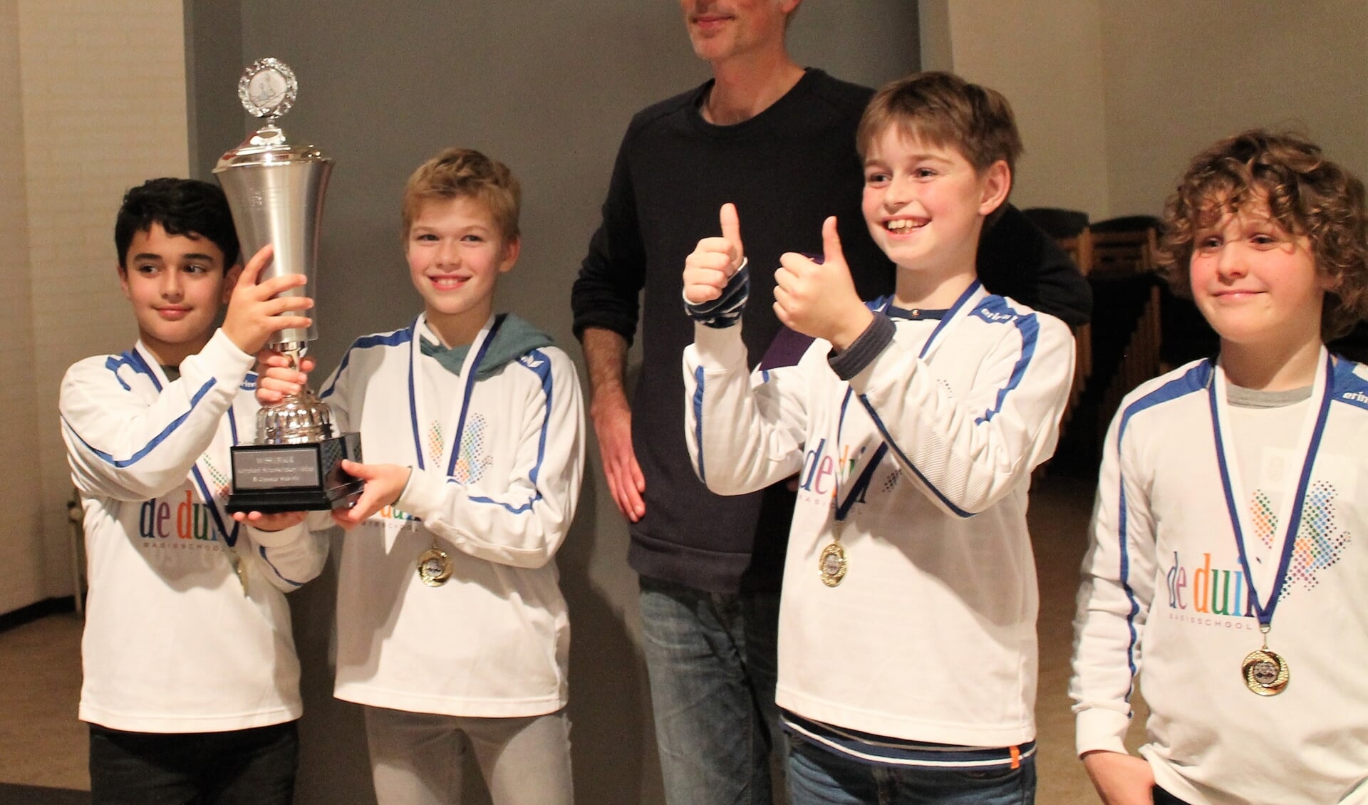Schaakteam De Duif 1 (v.l.n.r. Darien, Quinten, Jasper en Sil) onder leiding van ‘schaakvader’ Asaf Lahat won de wisselbeker op het Schoolschaaktoernooi van SV Oppositie.
