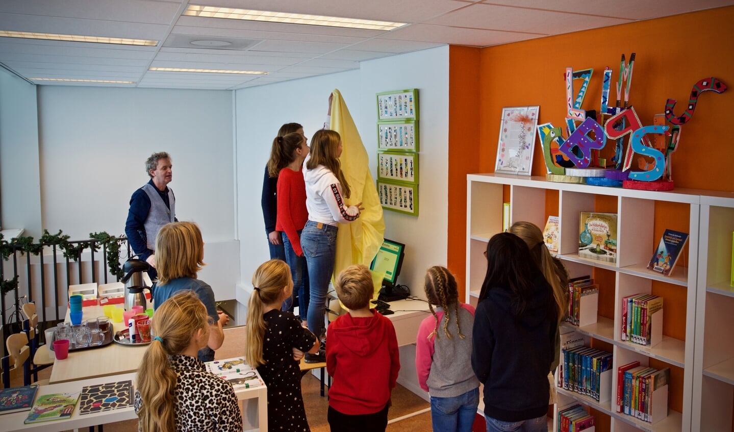 Amy, Noor en Julia onthullen het mozaïekkunstwerk.