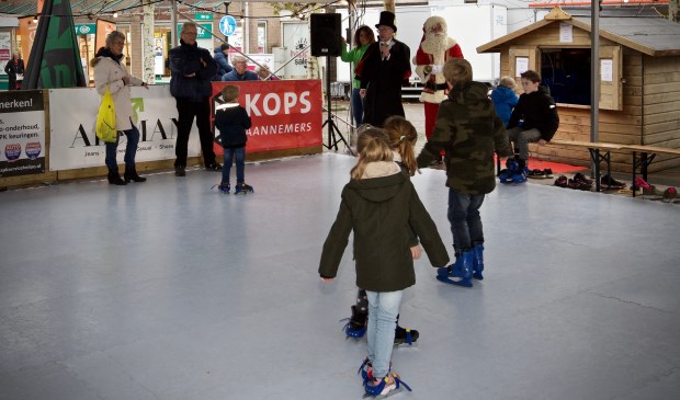 Burgemeester Hans Romeyn opent samen met de kerstman de schaatsbaan, onderdeel van Heiloo on ice.