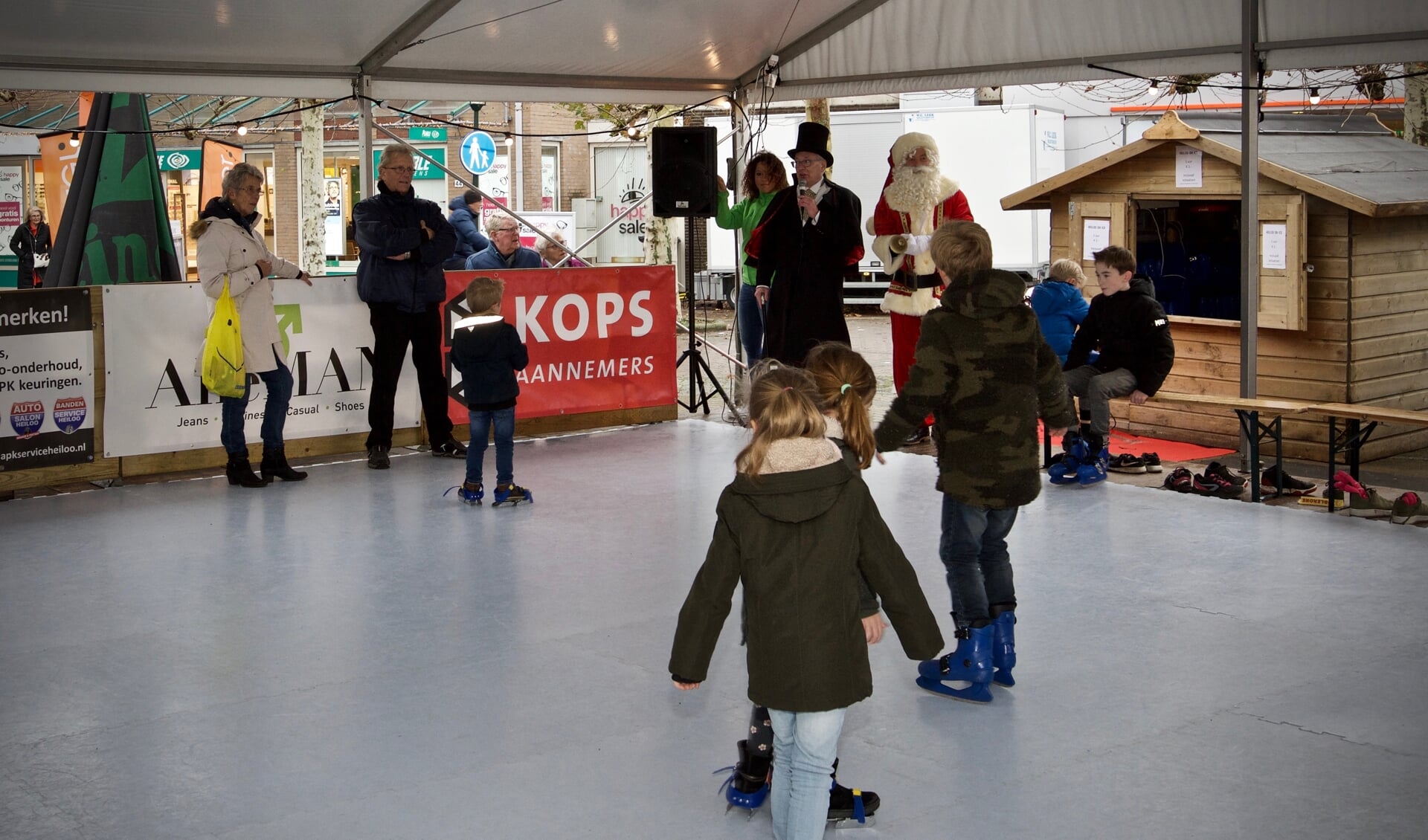 Burgemeester Hans Romeyn opent samen met de kerstman de schaatsbaan, onderdeel van Heiloo on ice.