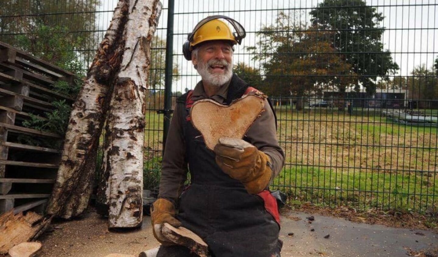 Jan in actie. Hij heeft haardhout in zijn handen.