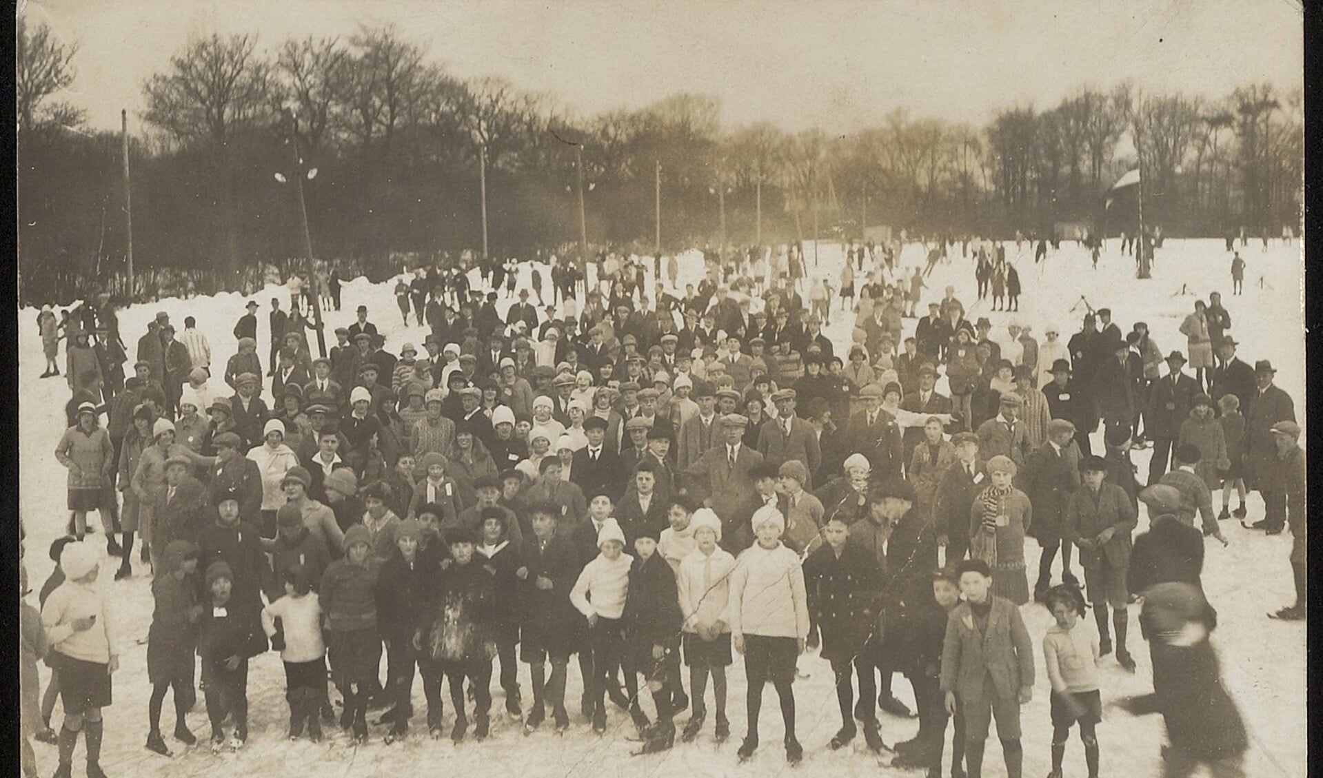 Een druk bezochte ijsbaan in de winter van 1929.