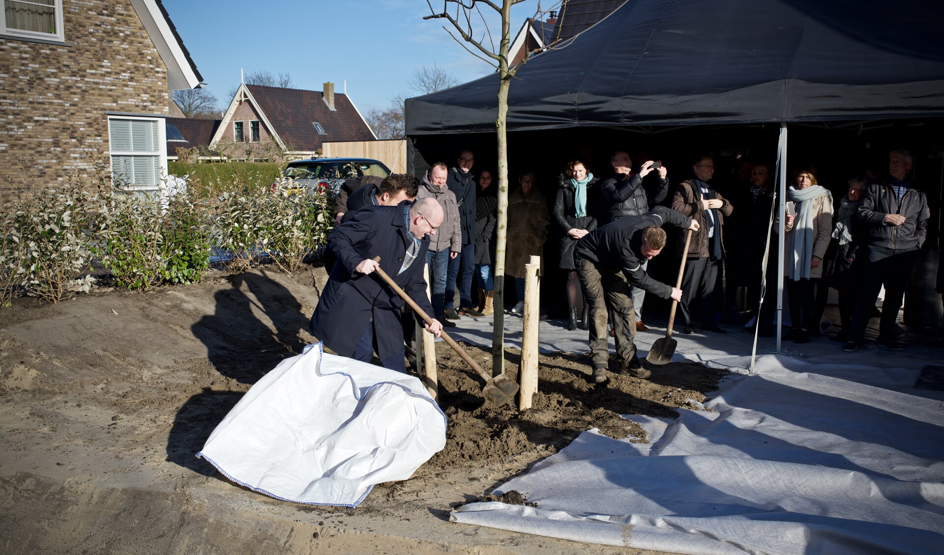 Wethouders Fred Dellemijn plant de laatste boom in Het Oosterzand.
