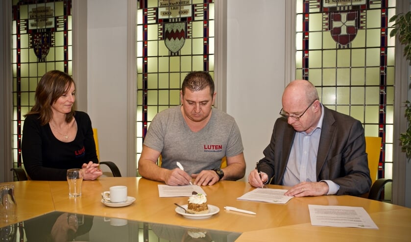 Wethouder Fred Dellemijn en André Luten ondertekenen de koopovereenkomst.
Vlnr. Mieke Luten, André Luten en wethouder Fred Dellemijn
