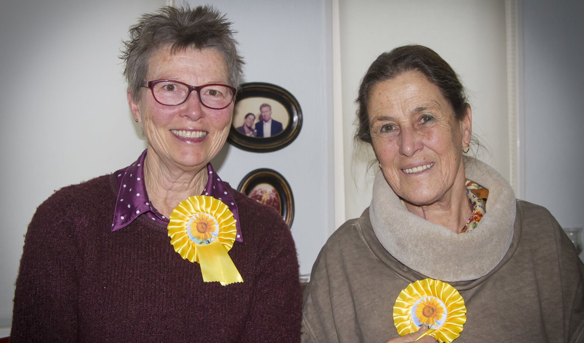 Guurtje Brakenhoff (71) en Ineke Bijman (65) zijn vrijwilligers bij Stichting De Zonnebloem. 