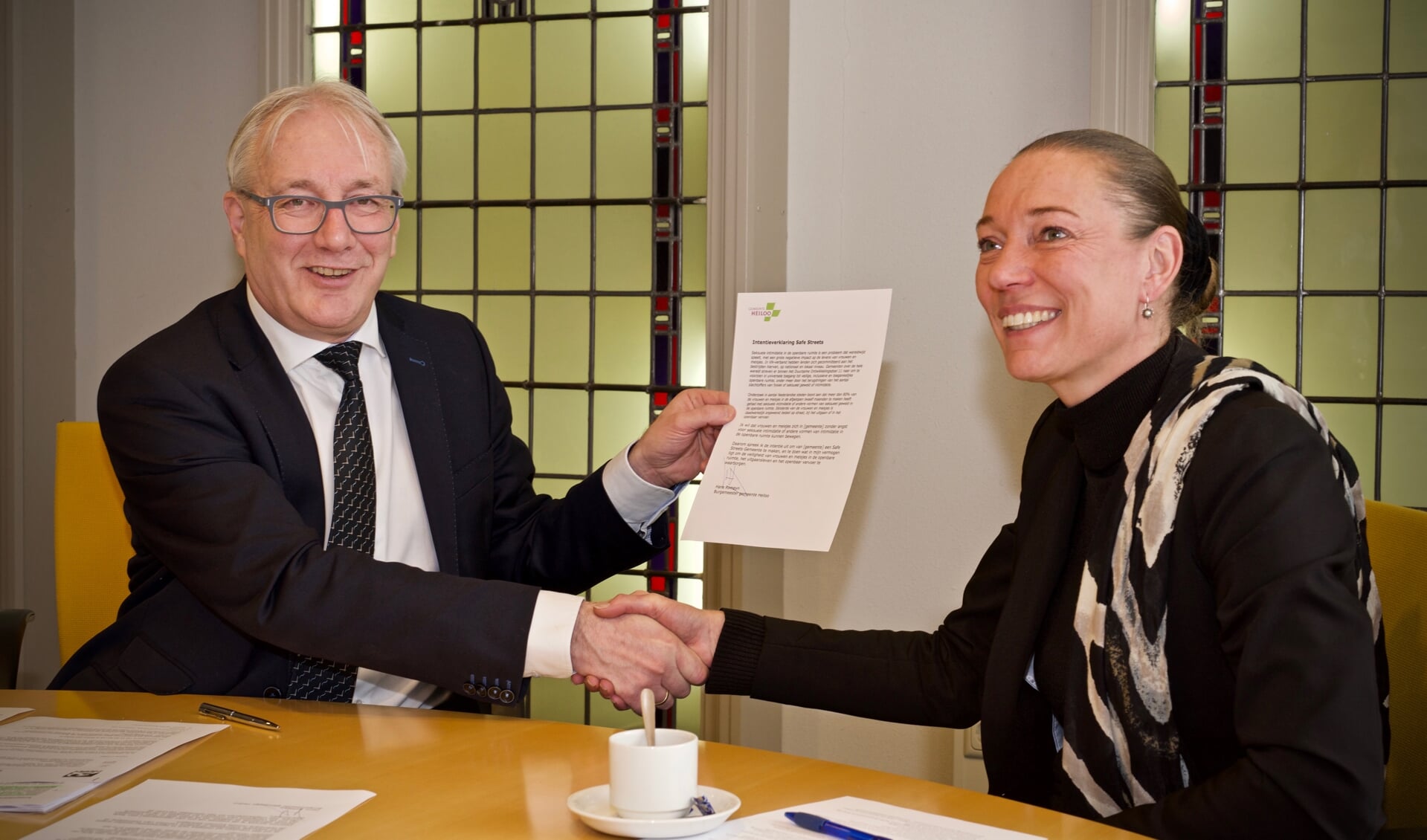 Burgemeester Hans Romeyn overhandigt de ondertekende intentieverklaring aan Marije Cornelissen van UN Women