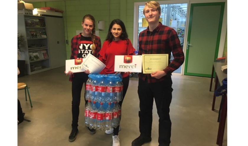 Winnaars Floor van der Wolf, Nazik Simonian, Björn Mannaart met hun PETflessenprullenbak
