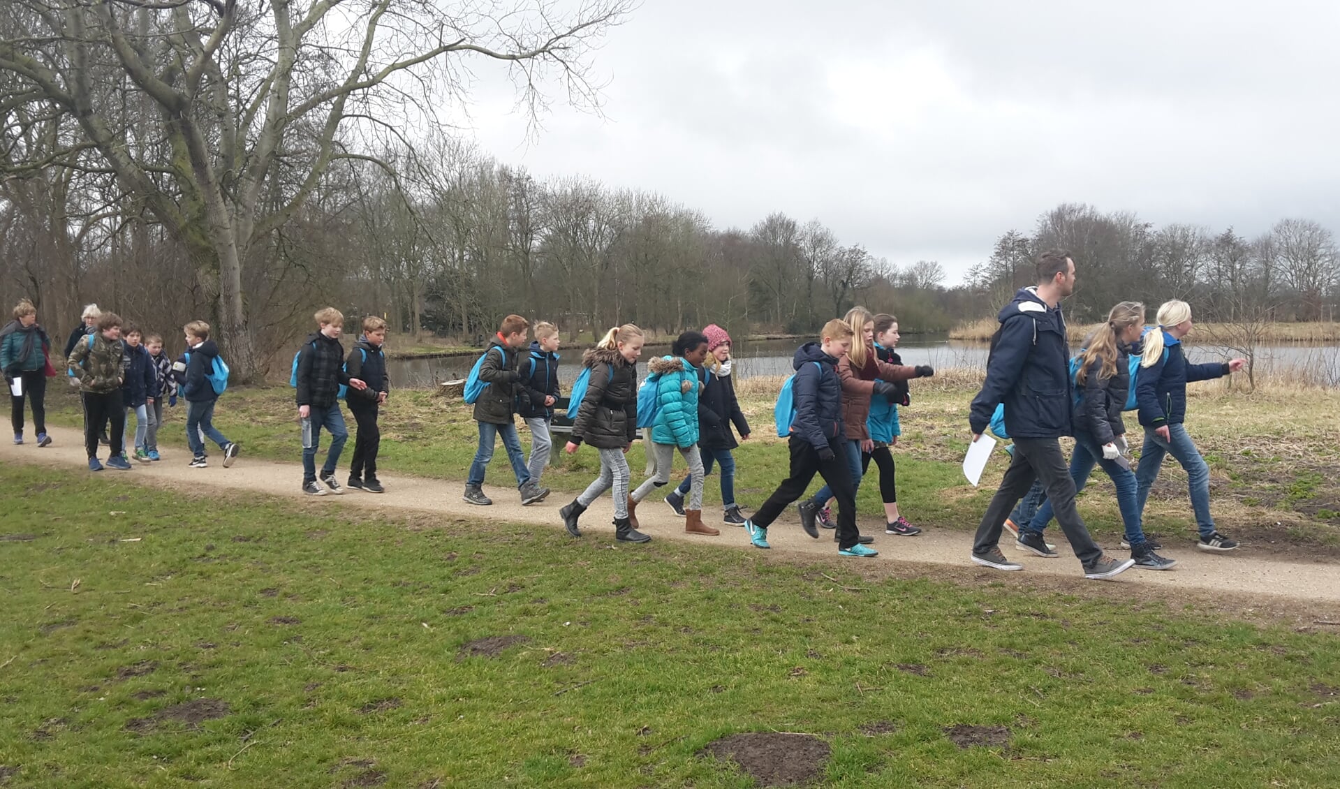 Groep 7 van de Zuidwester wandelt voor Simavi.