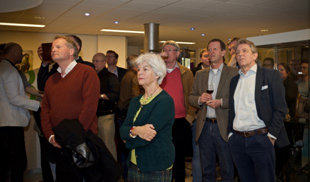 Verkiezingsuitslagen op het gemeentehuis in Heiloo. Gespannen gezichten, wat gaat het worden?