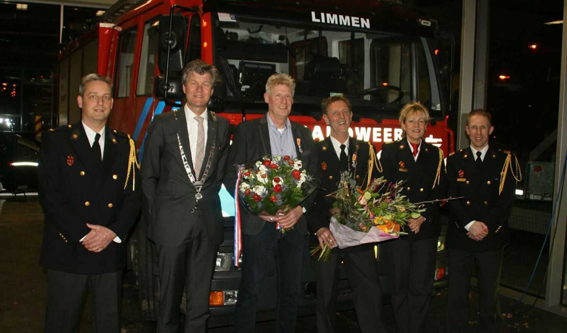 Op de foto vlnr.

Postcommandant Mark Schuitema, burgemeester Mans, Pieter Admiraal, Paul Bos, teamleider Petra Abma en teamleider Hakan Meijer.