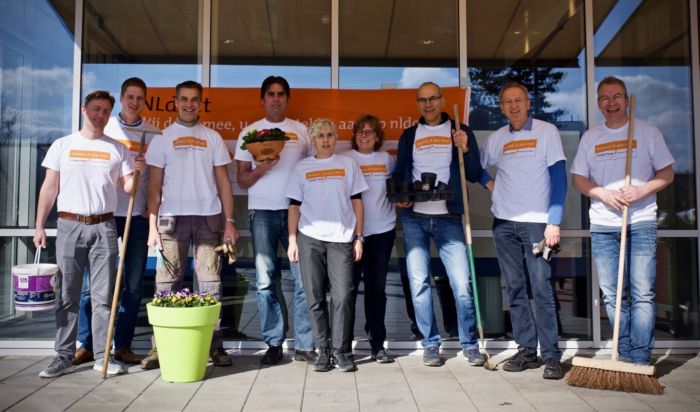 Het managementteam en vrijwilligers maakten bij ViVa! Zorggroep De Loet het terras weer gezellig.