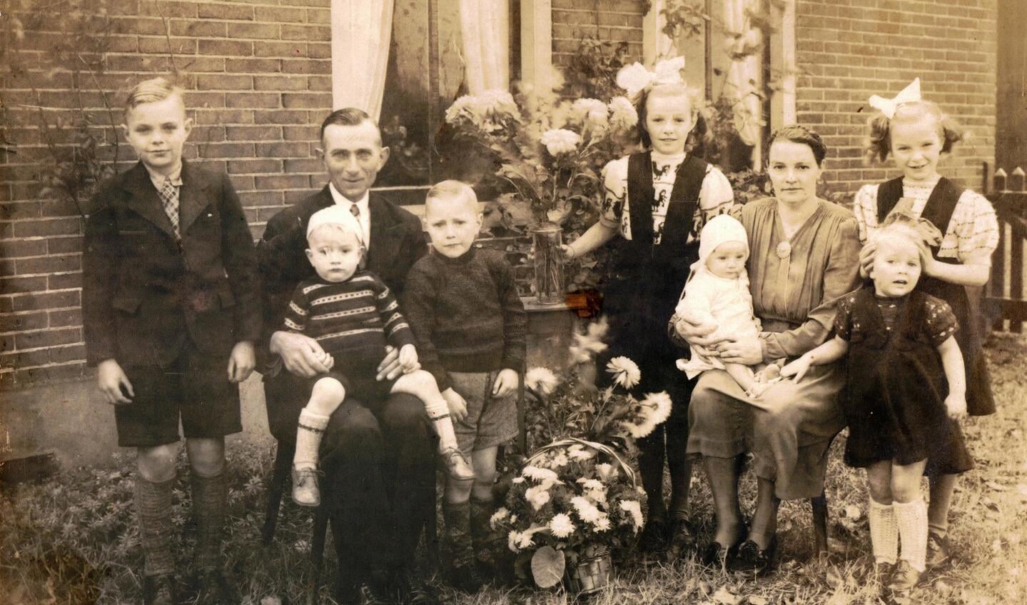 Het gezin van Jan Brantjes in november 1946. v.l.n.r: Piet, Gerard, vader Jan, Cees, Gury, Jan, moeder Nelie Brantjes-Heijne, Tiny en Ank. Piet werd geïnterviewd. 