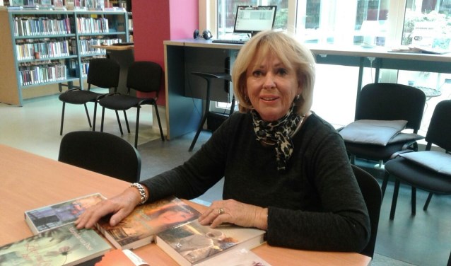 Anneke Nolta aan de leestafel.