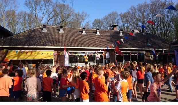 Het schoolplein van de Radboudschool kleurde oranje tijdens Koningsspelen.