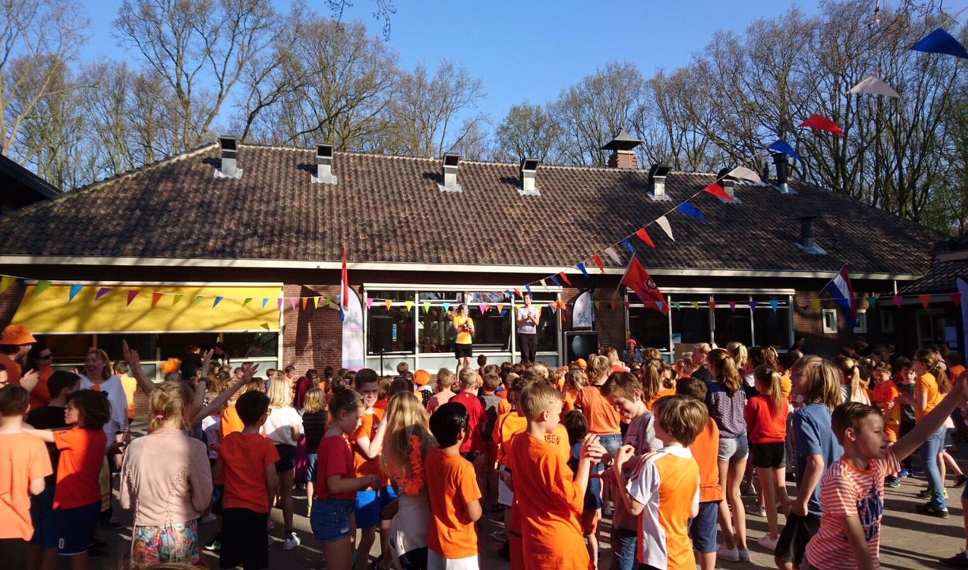 Het schoolplein van de Radboudschool kleurde oranje tijdens Koningsspelen.