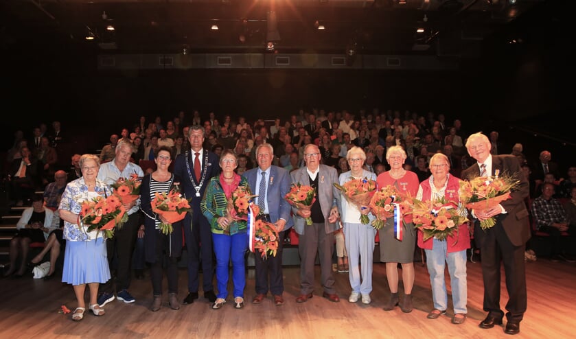 vlnr Nel van den Bos, Albert Bras, Marianne Vollers, burgemeester Mans, Margreet Denekamp, Dik Denekamp, Piet Baltus, Tiny Veldt-Baltus, Diety de Kloet-Buringa, Gury Lute-Henneman, Ton Kenter