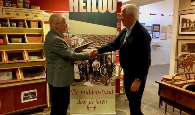 Voorzitter Jaap de Graaf bedankt de heer Jan Ranzijn voor het openen van de tentoonstelling.  