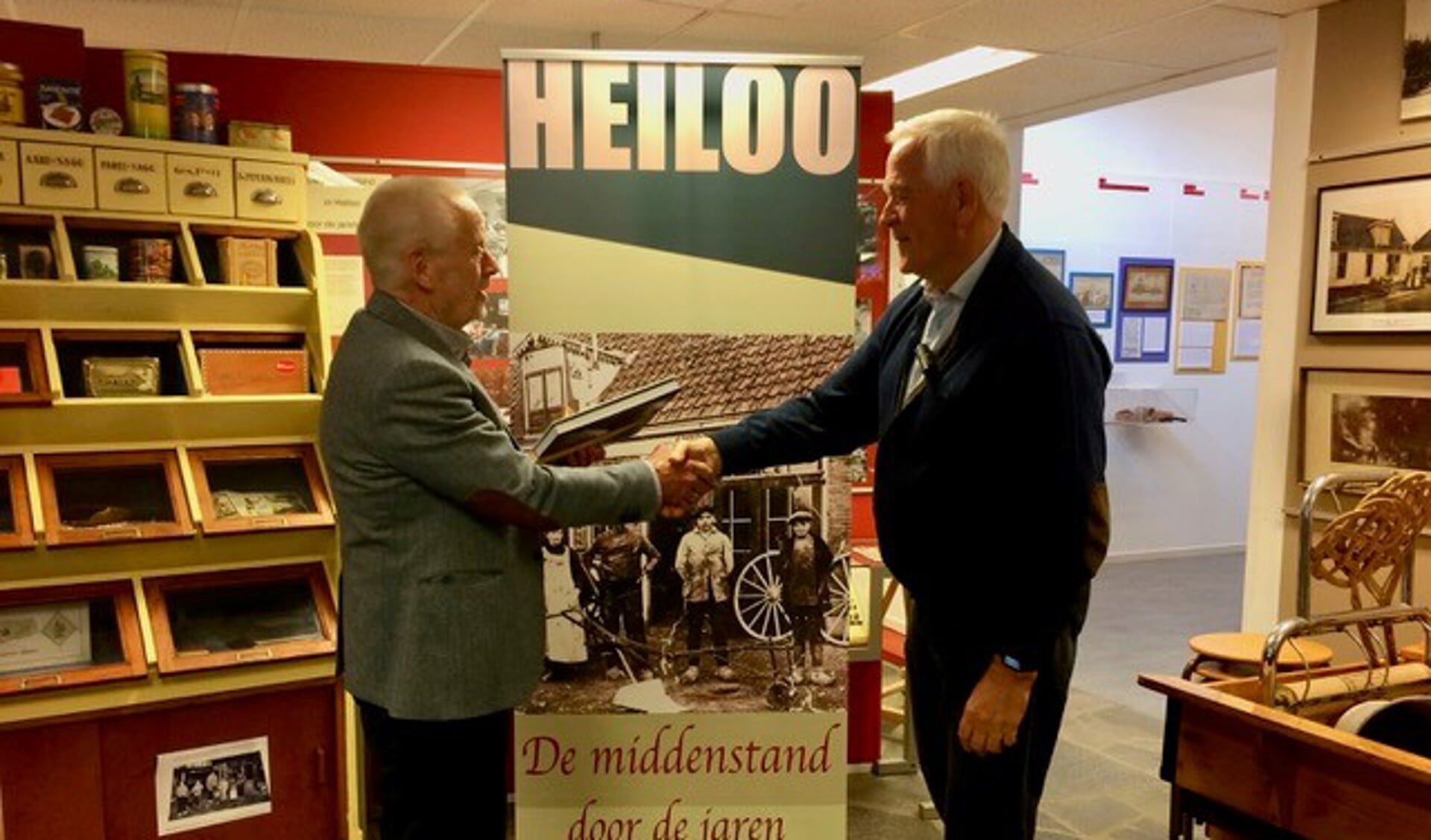 Voorzitter Jaap de Graaf bedankt de heer Jan Ranzijn voor het openen van de tentoonstelling. 