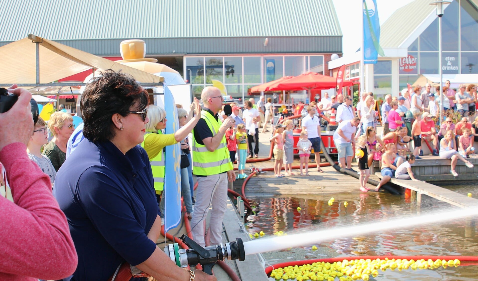 Burgemeester Wendy Verkleij van Uitgeest spuit de eerste badeendjes door de jachthaven.