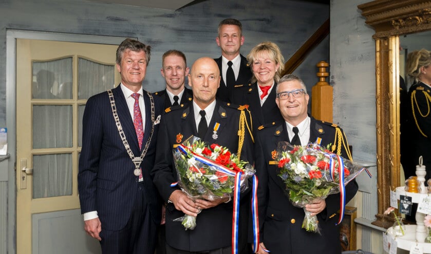 Vlnr: Burgemeester Toon Mans, plv teamcommandant Hakan Meijer, John Hanskamp, Postcommandant Ton Dekker, teamcommandant Petra Abma en Hans Roemer