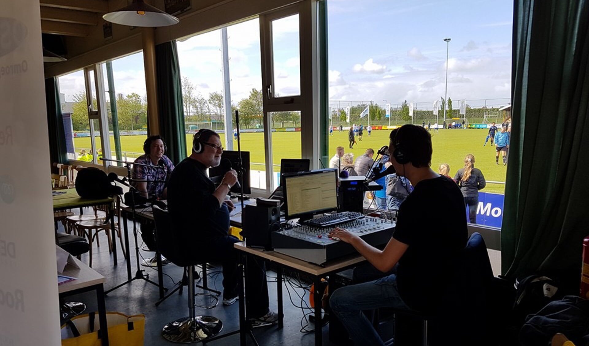 Ook dit jaar staat de studio van OSU Radio weer in de kantine van FC Uitgeest.