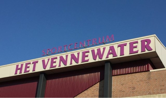 Ook op het dak van Sportcentrum Het Vennewater liggen zonnepanelen.  