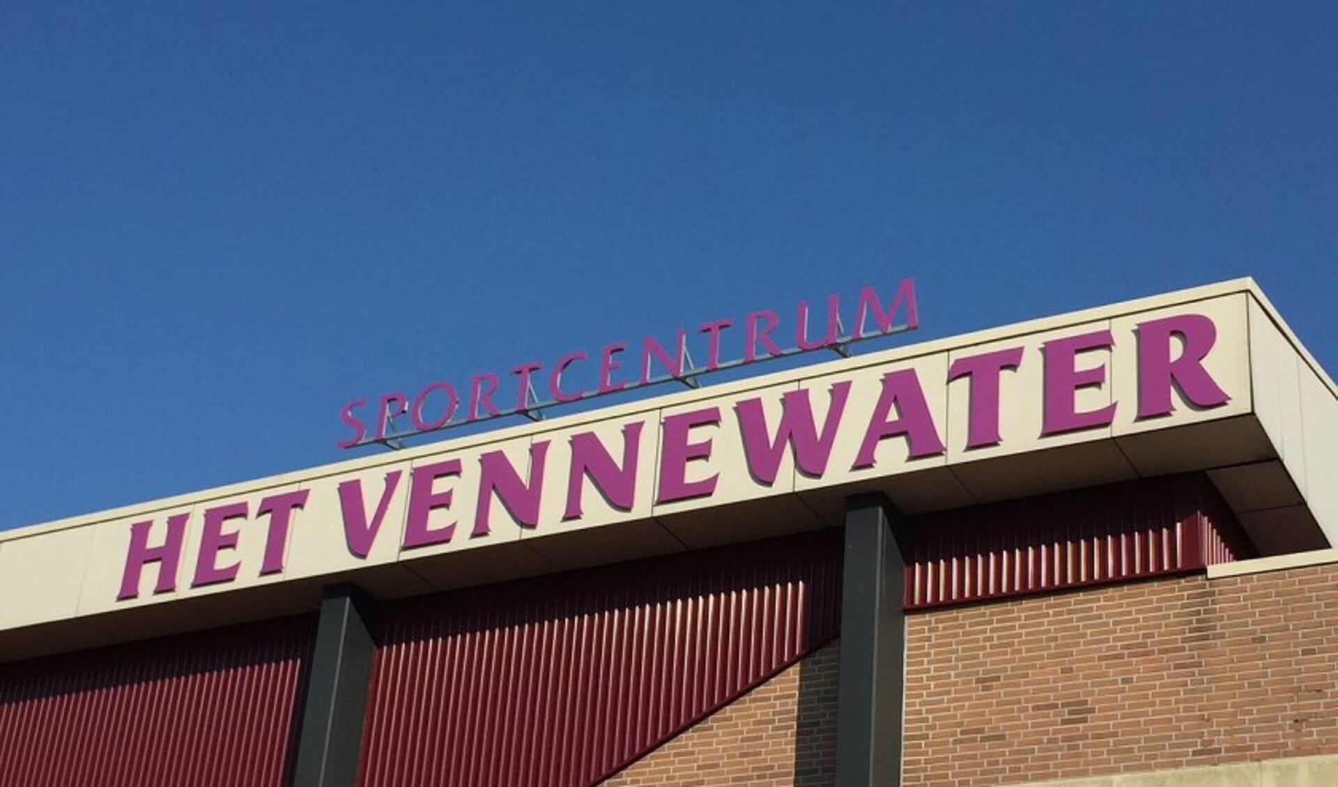 Ook op het dak van Sportcentrum Het Vennewater liggen zonnepanelen. 
