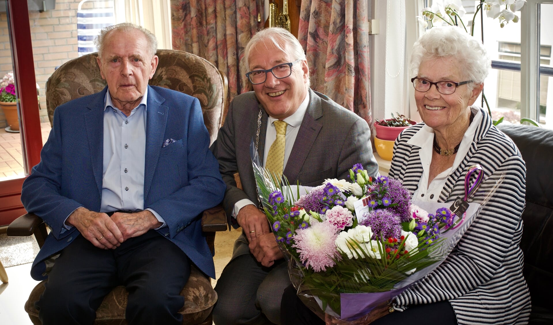 Arie Borst, burgemeester Hans Romeyn en Nel Borst-Kaashoek