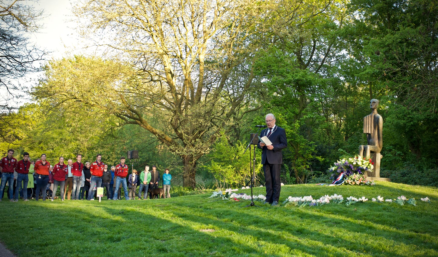 Burgemeester Hans Romeyn houdt zijn toespraak.